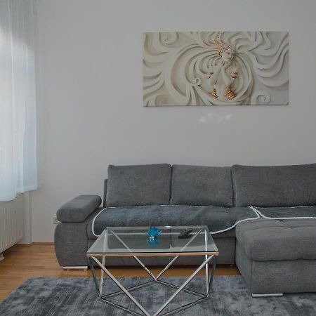 Blue Lotus Apartment Wina Bagian luar foto