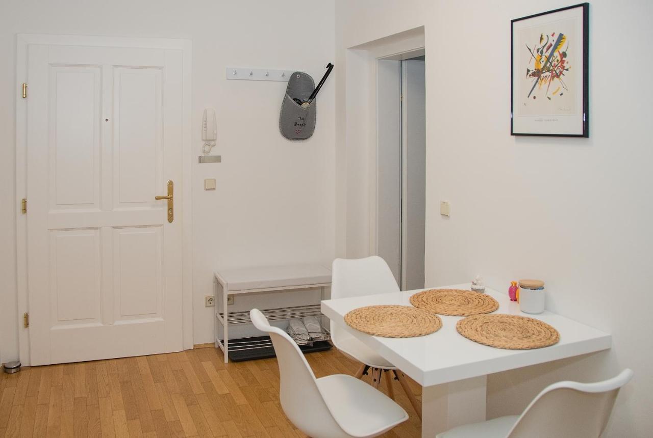 Blue Lotus Apartment Wina Bagian luar foto