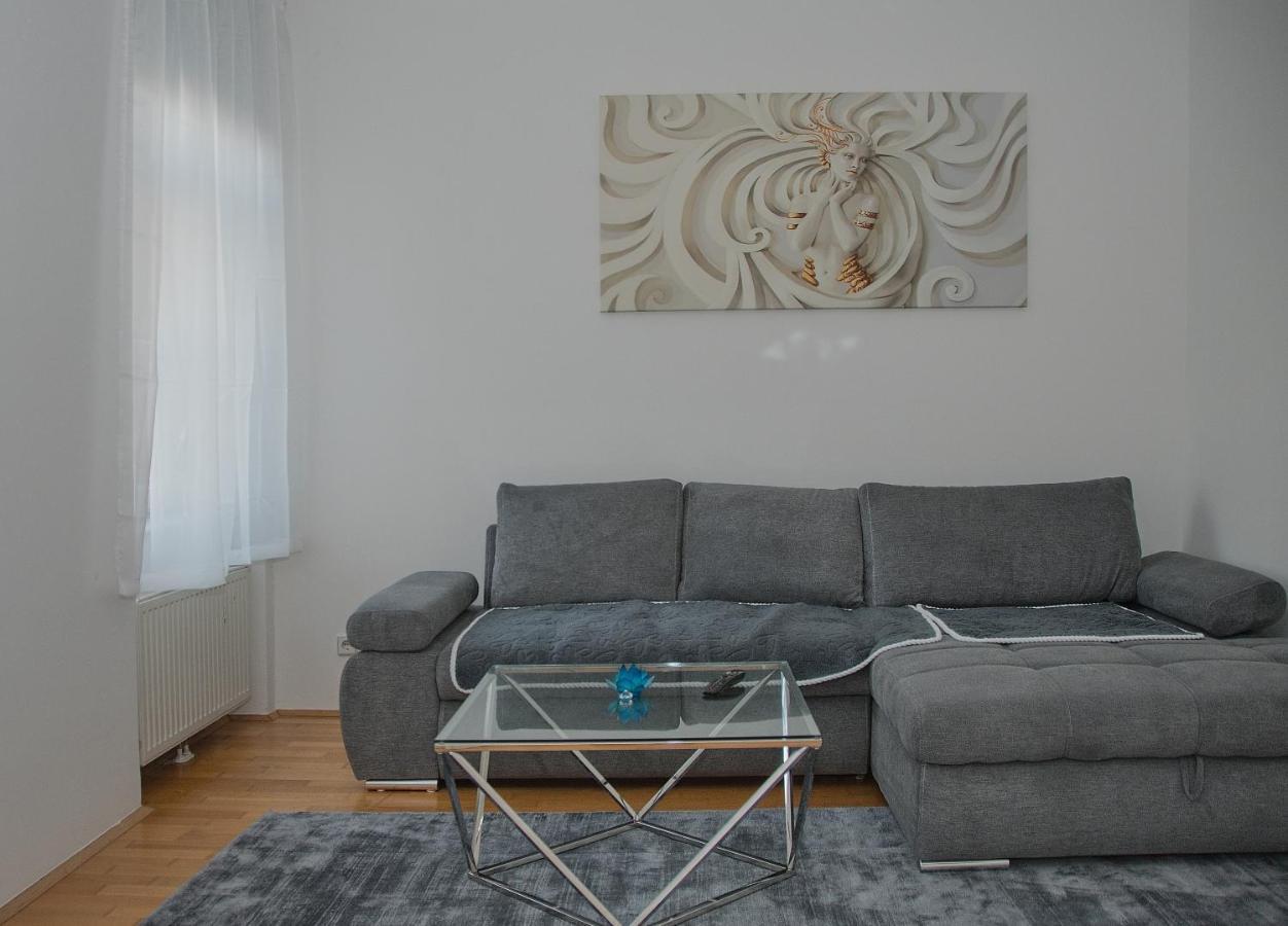 Blue Lotus Apartment Wina Bagian luar foto