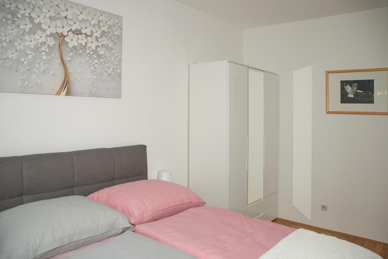 Blue Lotus Apartment Wina Bagian luar foto