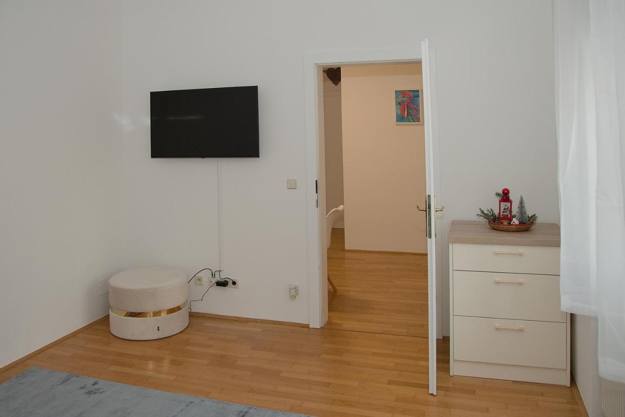 Blue Lotus Apartment Wina Bagian luar foto