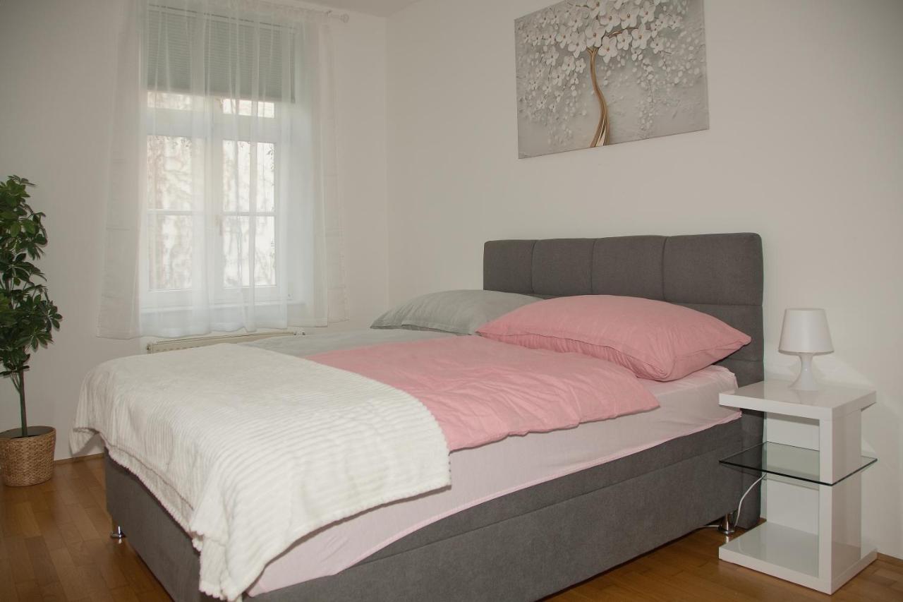 Blue Lotus Apartment Wina Bagian luar foto